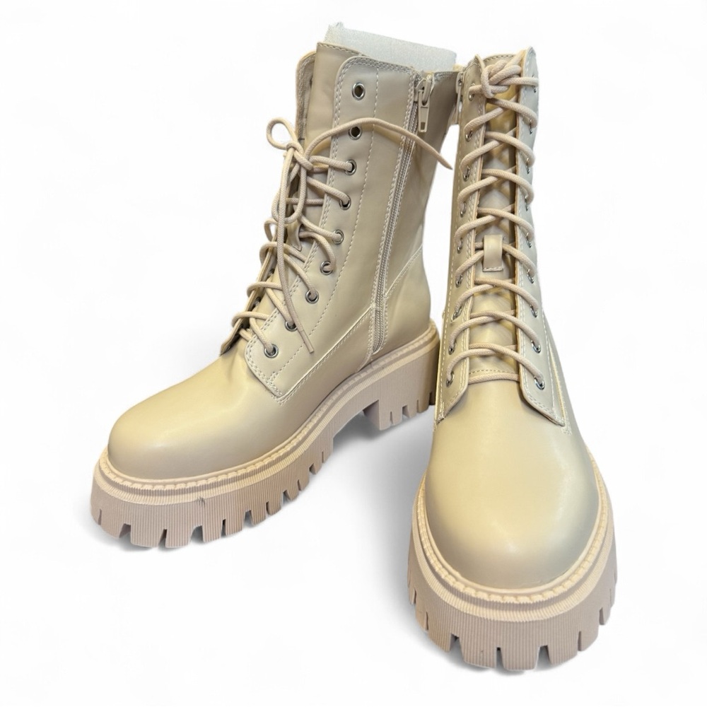NIB Women's Cream Lace-Up Combat Boots Size: 8.5